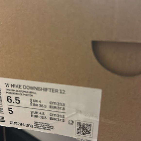 NEW Nike Runners - size 6.5 New in box - Picture 3 of 3